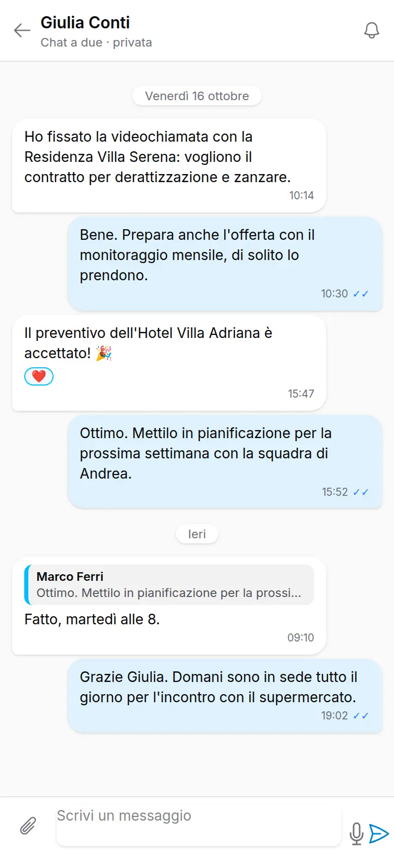 La chat in una finestra a sé, stretta come sul telefono, con una conversazione e la casella per scrivere o registrare un vocale