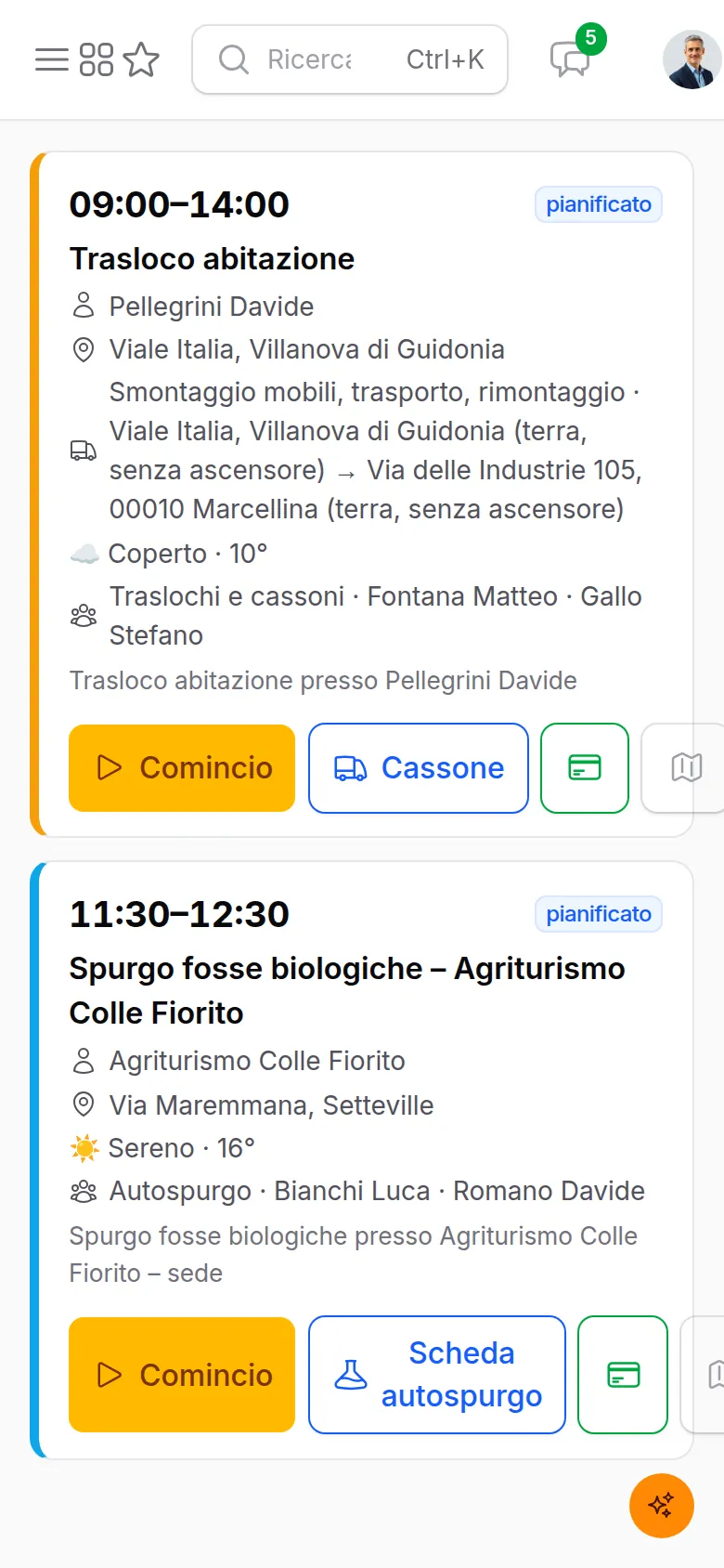 La giornata dell'autista sul telefono con il lavoro di spurgo e il pulsante Scheda autospurgo