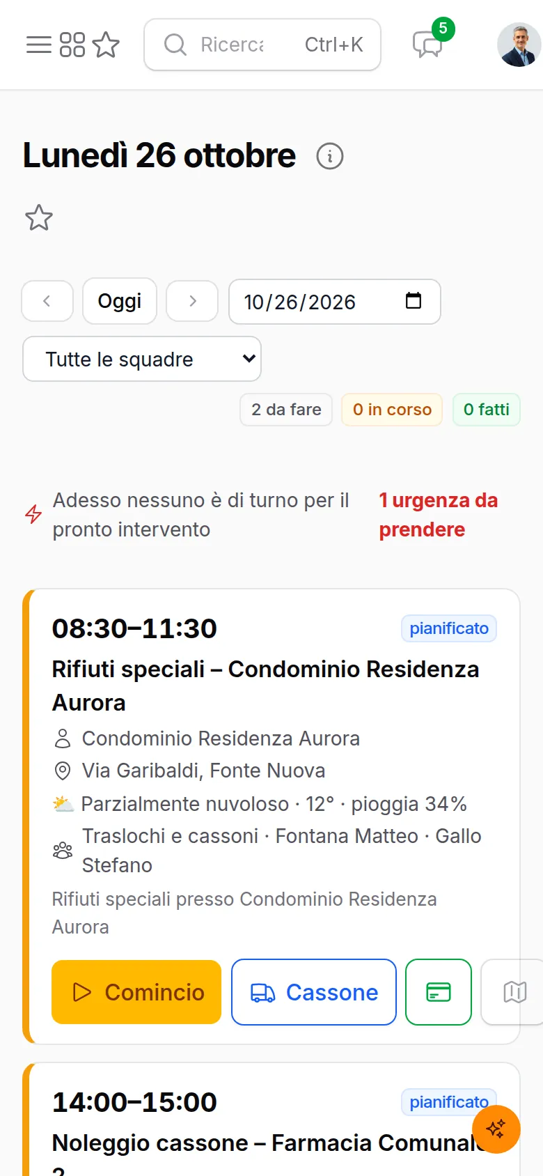 La giornata dell'autista sul telefono, con il pulsante Cassone sul lavoro