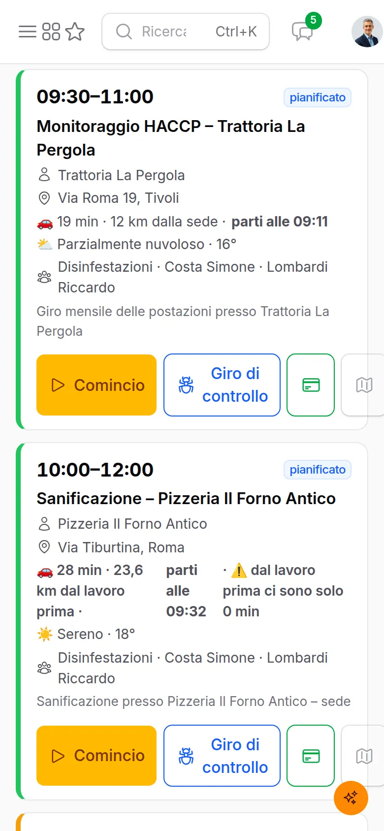 La giornata del tecnico sul telefono con il lavoro di monitoraggio e il pulsante Giro di controllo